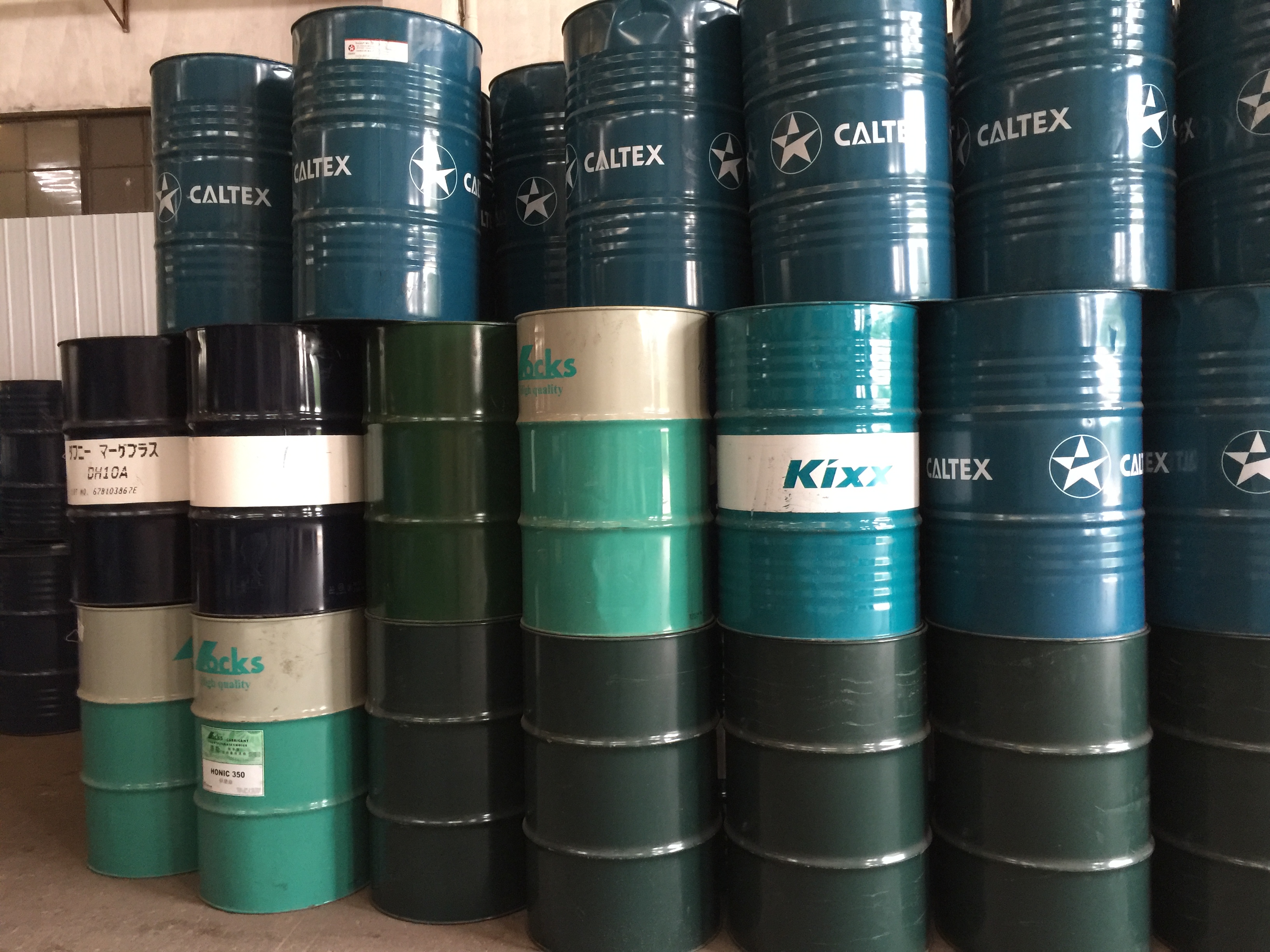 具体要求:需要设计一款200L油桶桶面包装,无具体颜色要求,整体设计需大方简洁,不繁琐,凸显商标logo。 200L铁桶为常规液体包装桶,可百度参考雪佛龙,加德士等大品牌的油桶包装设计。 附件是我们的Manto品牌logo和200L铁桶,供参考