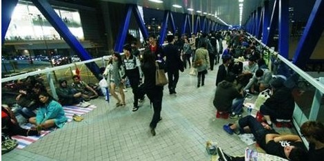 iphone4s香港上市时间明日 已有数百人通宵排
